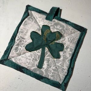 Green and White Shamrock Pot Holder